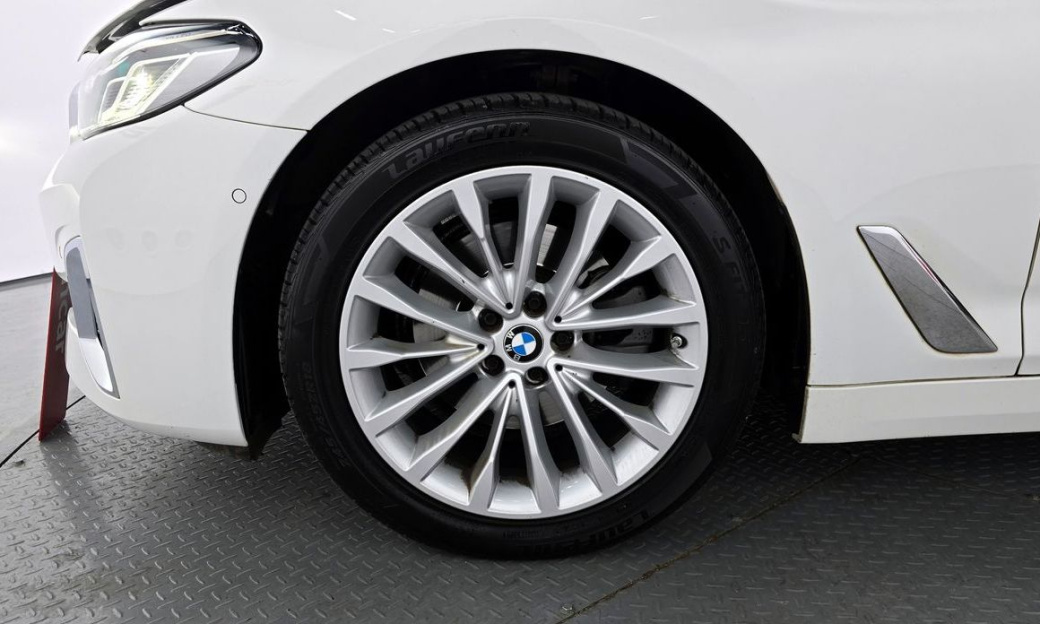 BMW 5-Series 520i Luxury, 2023