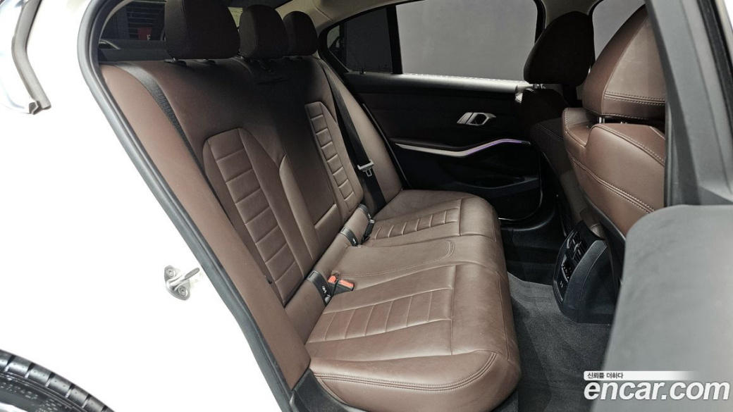 BMW 3-Series 320i Luxury, 2022