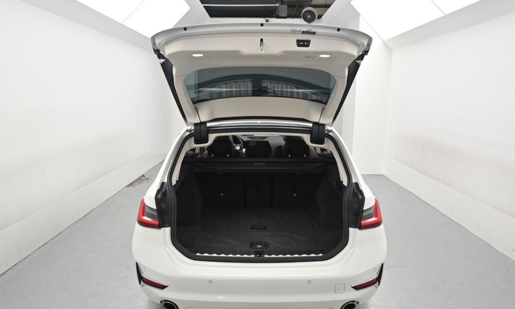 BMW 3-Series 320i Touring Luxury, 2022