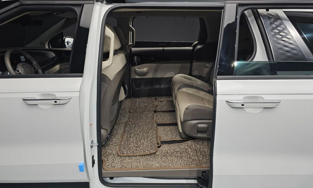Kia Carnival 7-Seater Signature, 2024