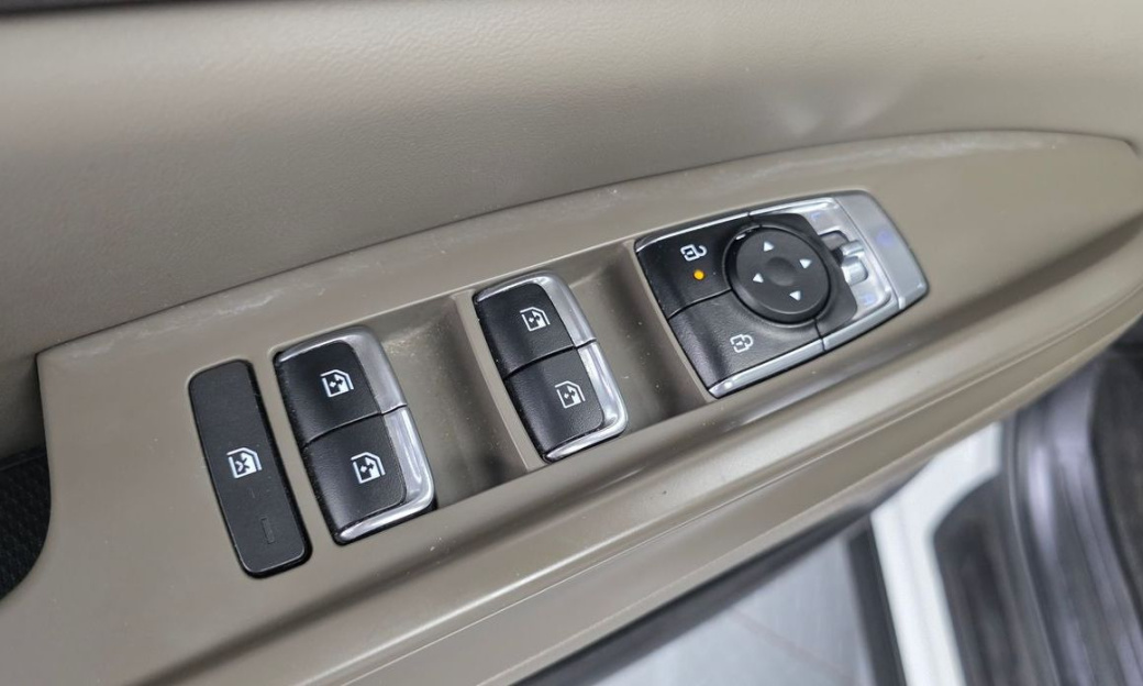 Kia Carnival 7-Seater Outdoor, 2025