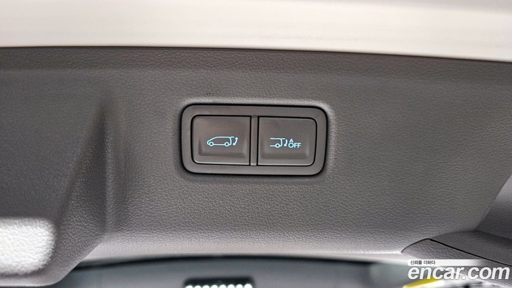 Hyundai Staria 4WD Lounge 7-Seater, 2025