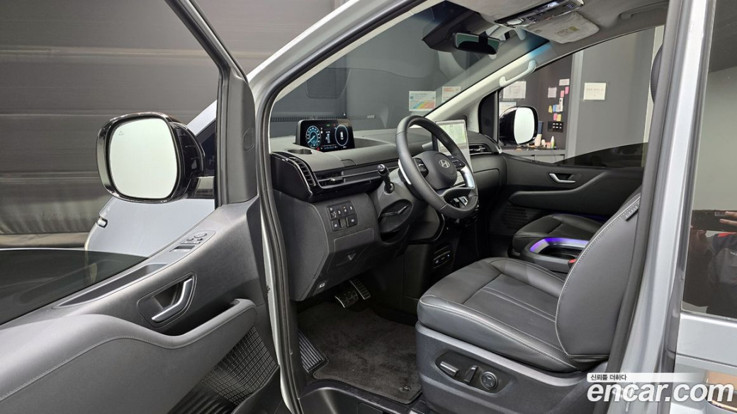 Hyundai Staria 4WD Lounge 9-Seater, 2025