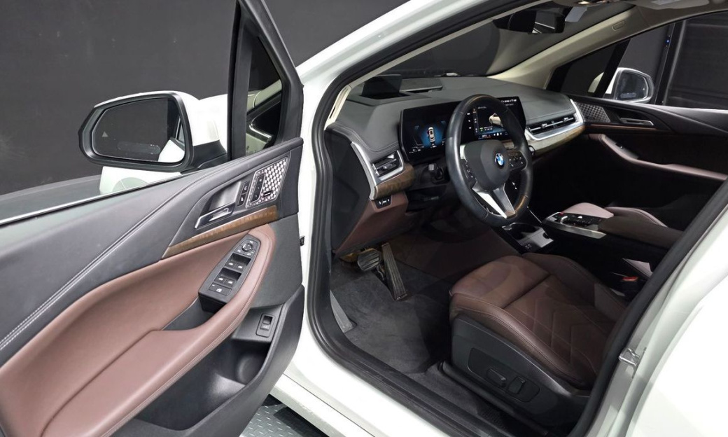BMW 2-Series 220i Luxury, 2024