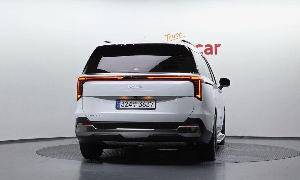 Kia Carnival 9-Seater Signature, 2024