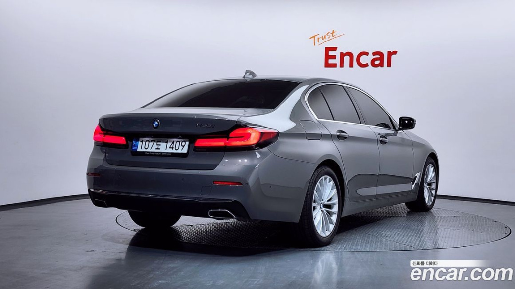 BMW 5-Series 520i Luxury, 2022