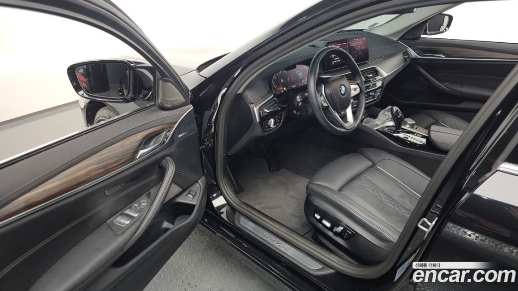 BMW 5-Series 530i Luxury, 2023