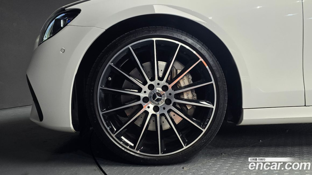 Mercedes-Benz E-Class E350 4MATIC AMG Line, 2023