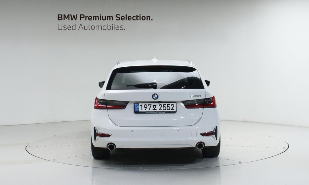 BMW 3-Series 320i Touring Luxury, 2022