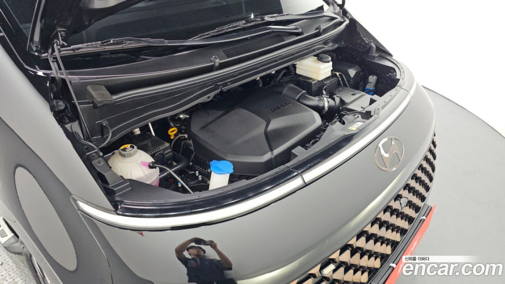 Hyundai Staria 4WD Lounge 9-Seater, 2025