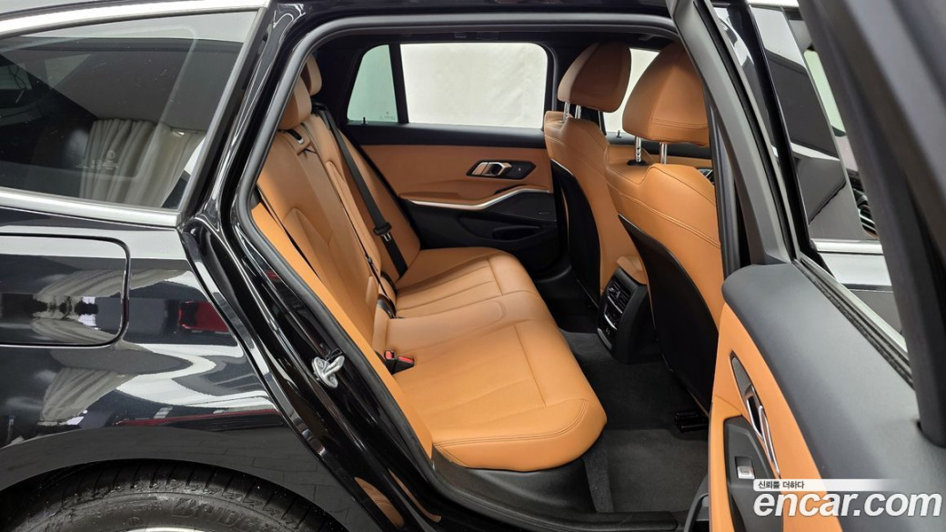 BMW 3-Series 320i Touring, 2024