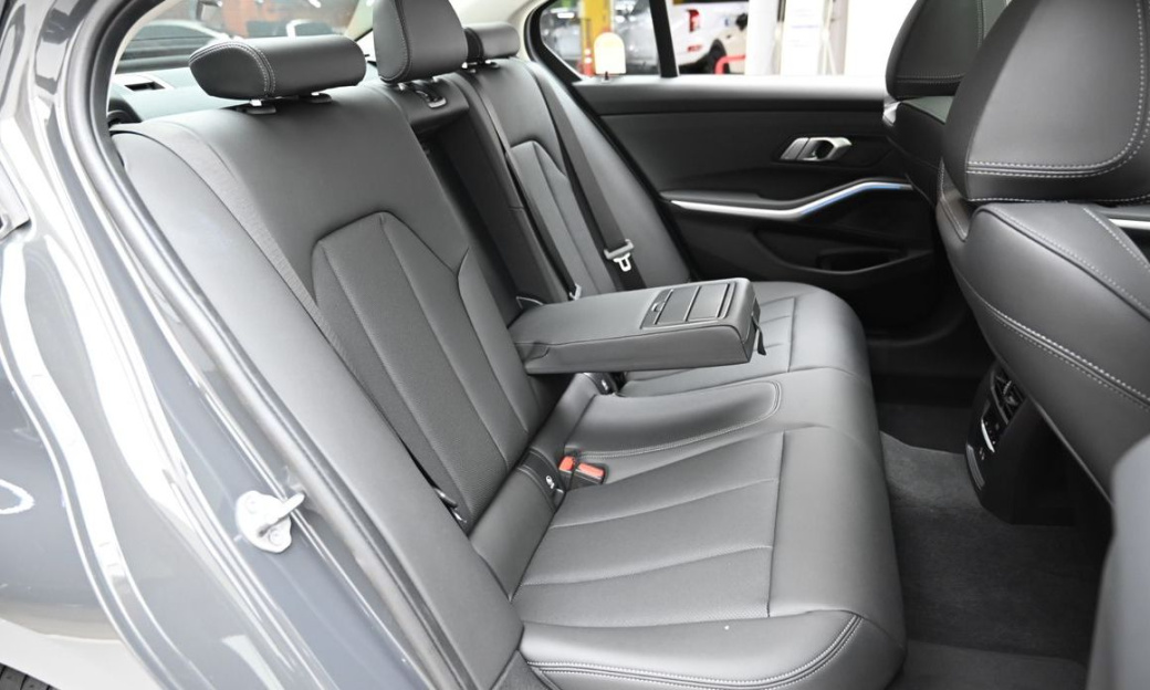 BMW 3-Series 320i, 2025