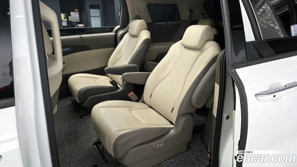 Kia Carnival 9-Seater Signature, 2023