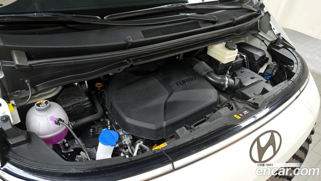 Hyundai Staria 4WD Lounge 9-Seater, 2025