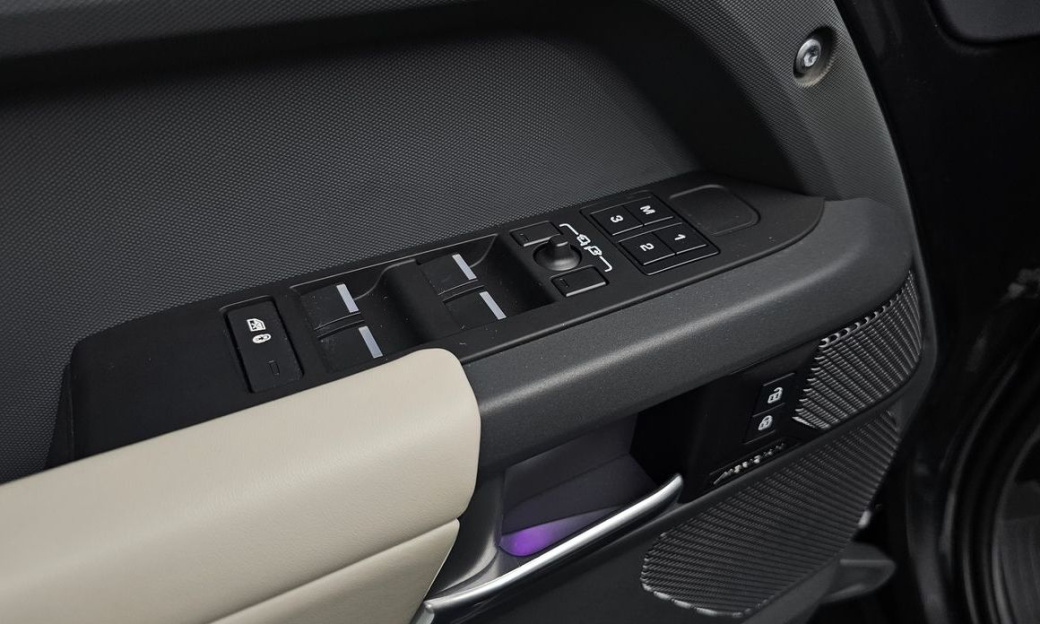 Land Rover Defender 110 D300 X-Dynamic HSE, 2024