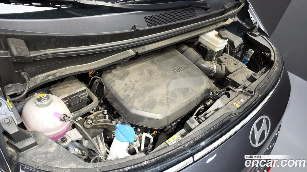Hyundai Staria 4WD Tourer 9-Seater, 2025