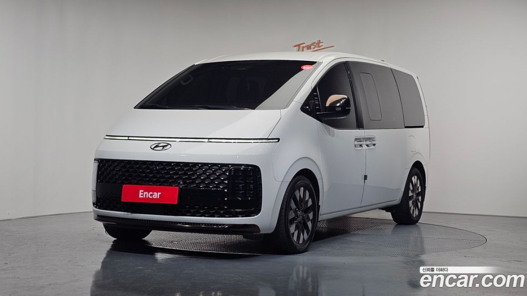 Hyundai Staria 4WD Lounge 7-Seater, 2022