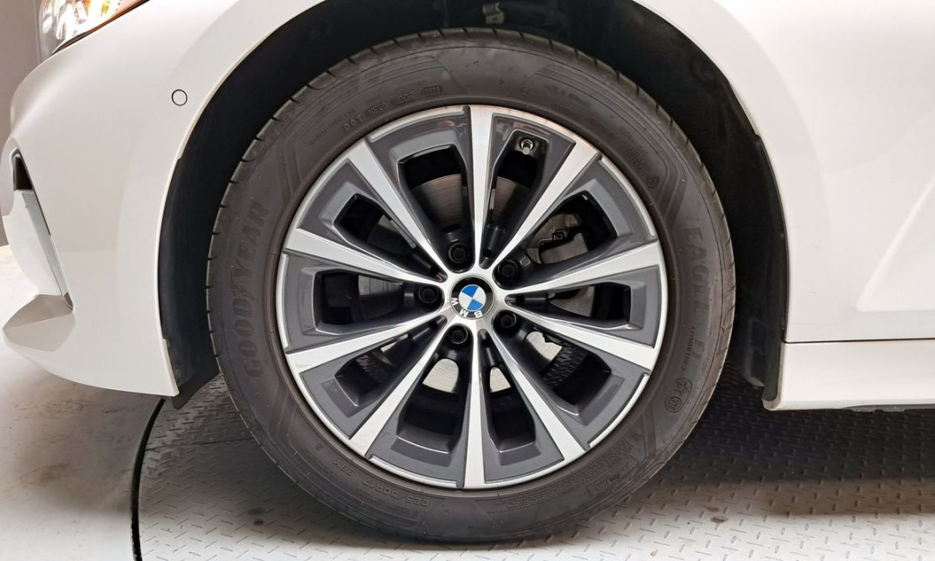 BMW 3-Series 320i, 2024