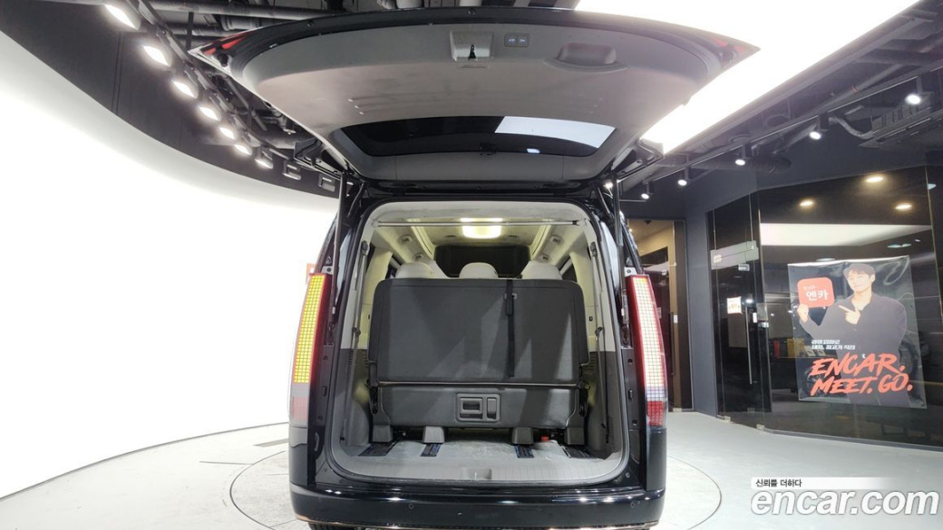 Hyundai Staria Lounge 9-Seater, 2022