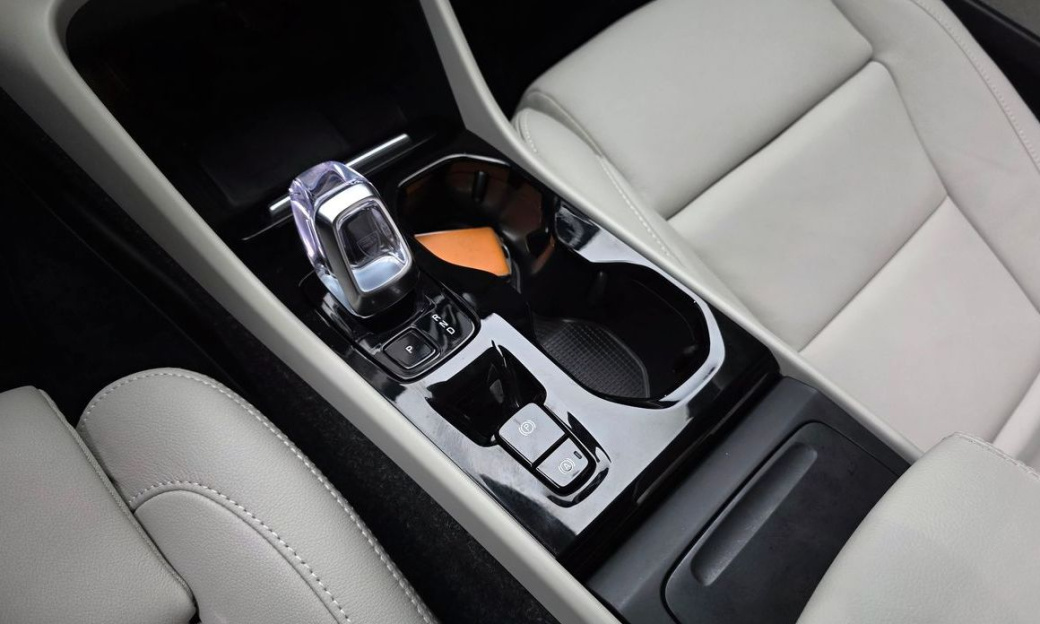 Volvo XC40 B4 Ultra Bright, 2025