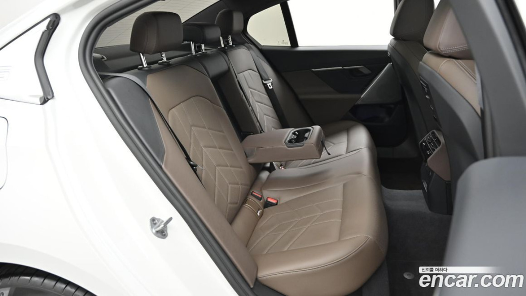 BMW 5-Series 520i, 2025