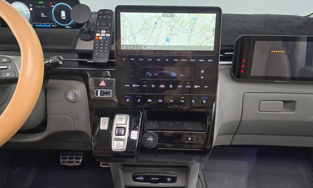 Hyundai Staria 4WD Lounge 9-Seater, 2025