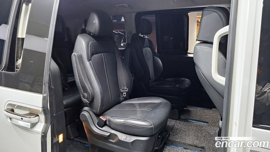 Hyundai Staria Lounge 9-Seater, 2022
