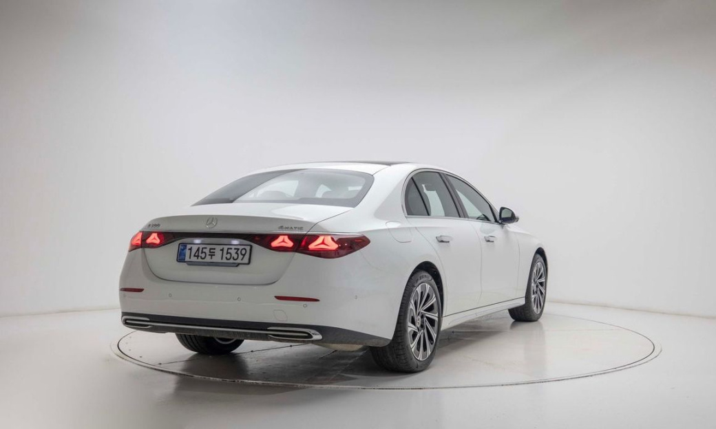Mercedes-Benz E-Class E300 4MATIC Exclusive, 2025