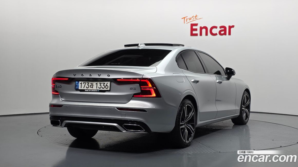Volvo S60 B5 R-Design, 2022