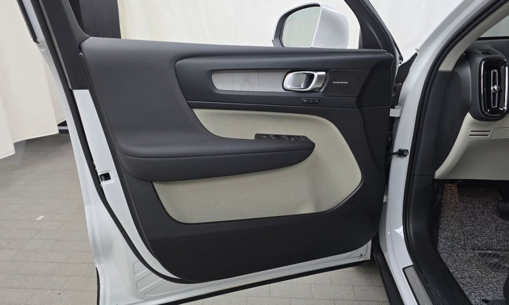 Volvo XC40 B4 Ultra Bright, 2025