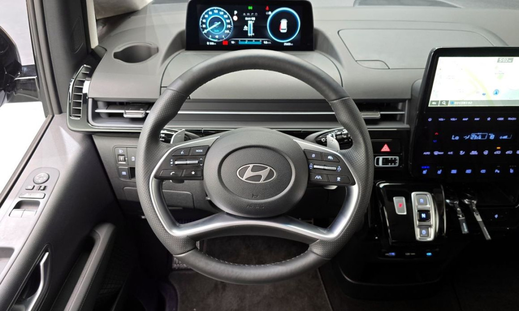 Hyundai Staria 4WD Lounge 9-Seater, 2025