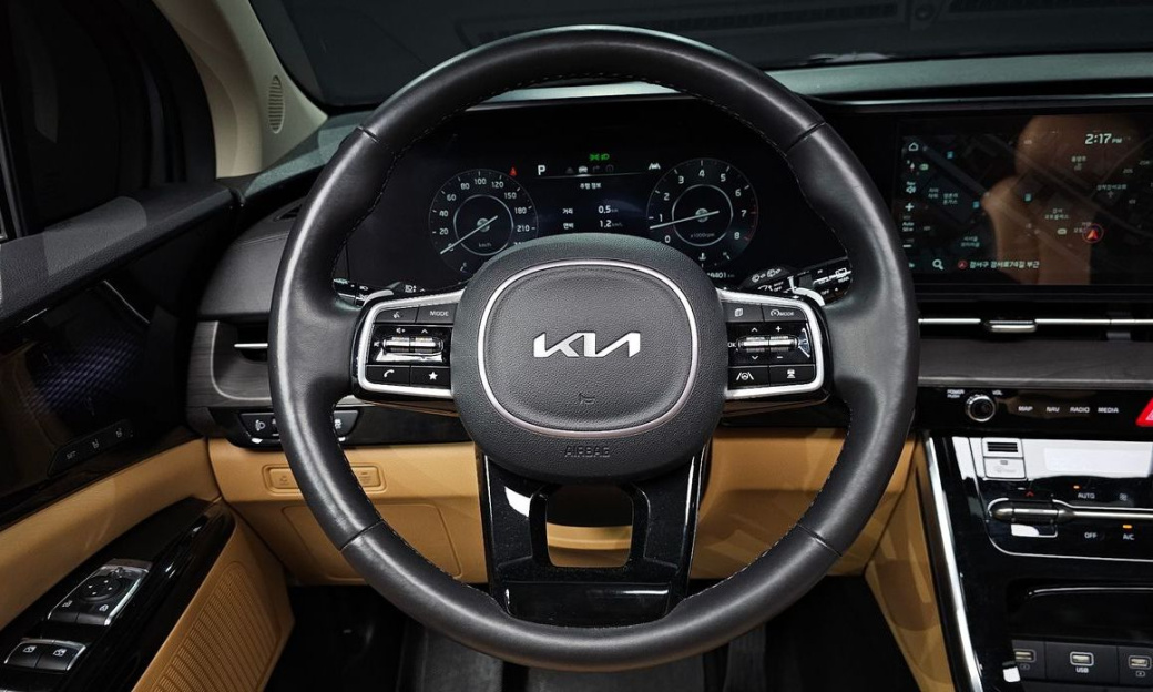 Kia Carnival 7-Seater Signature, 2023