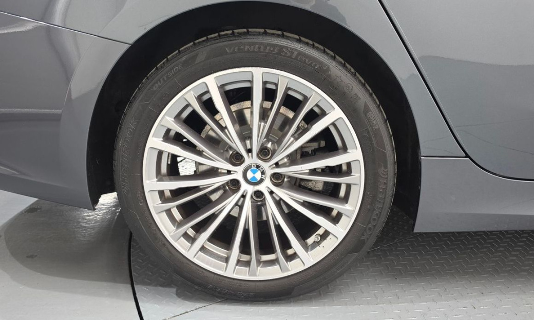 BMW 3-Series 320i Touring Luxury, 2022