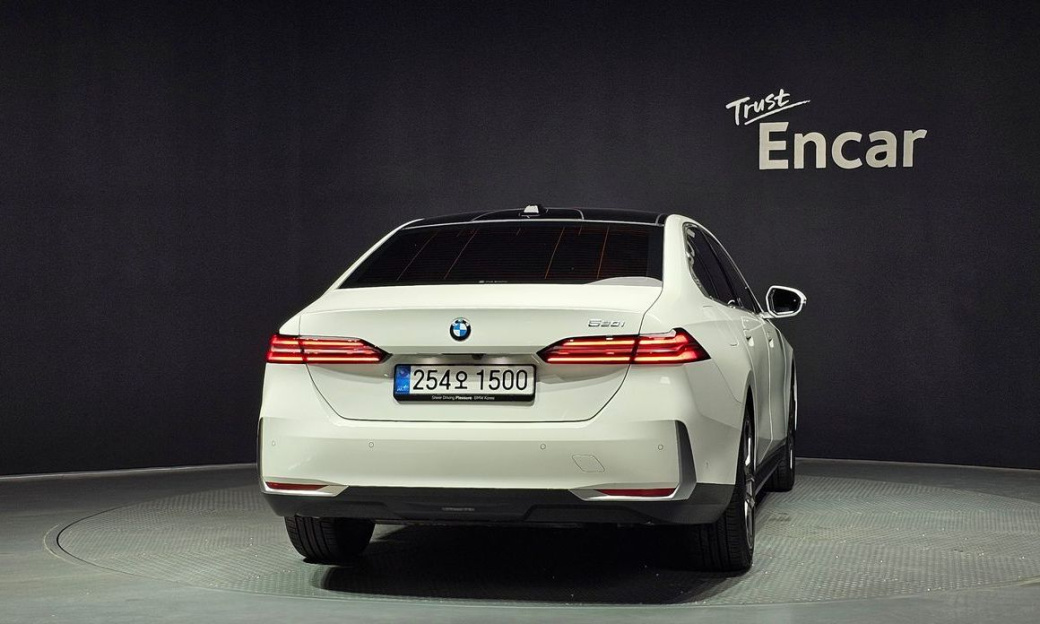 BMW 5-Series 520i, 2025