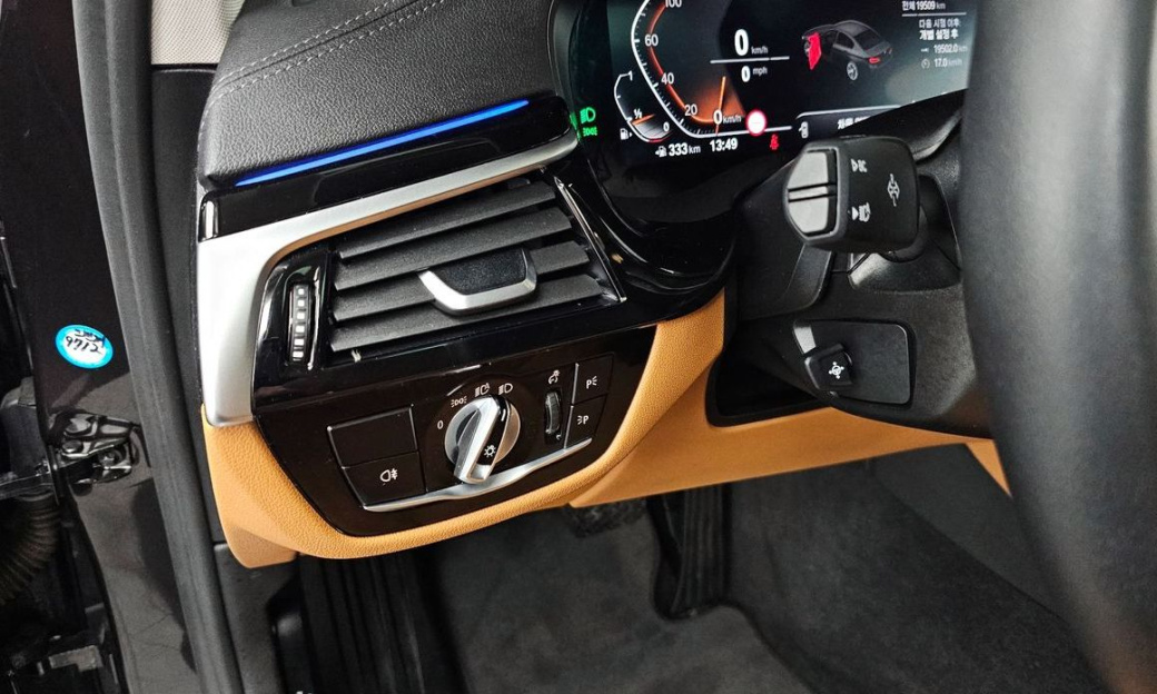 BMW 5-Series 520i Luxury, 2022