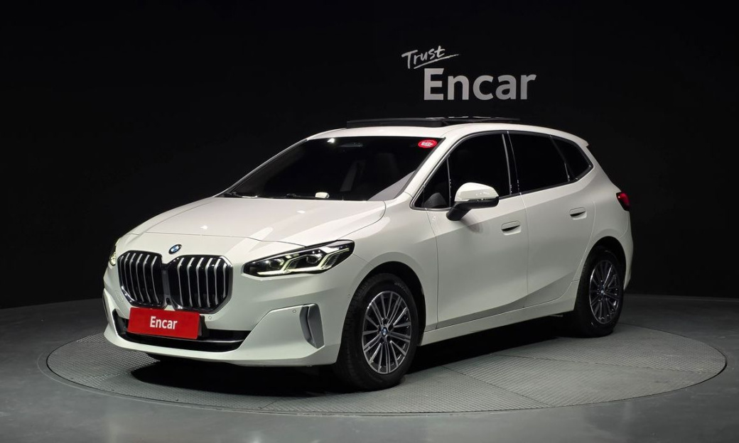 BMW 2-Series 220i Luxury, 2024