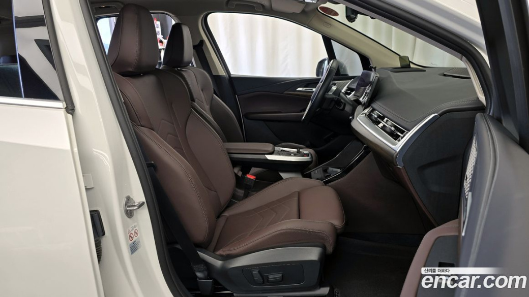 BMW 2-Series 220i Luxury, 2024
