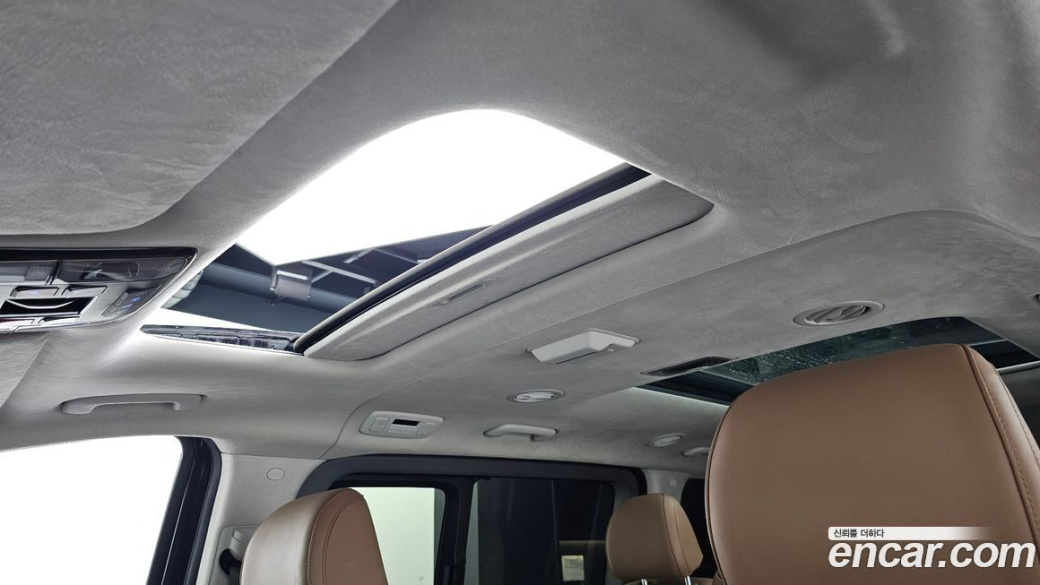 Hyundai Staria 4WD Lounge 9-Seater, 2022