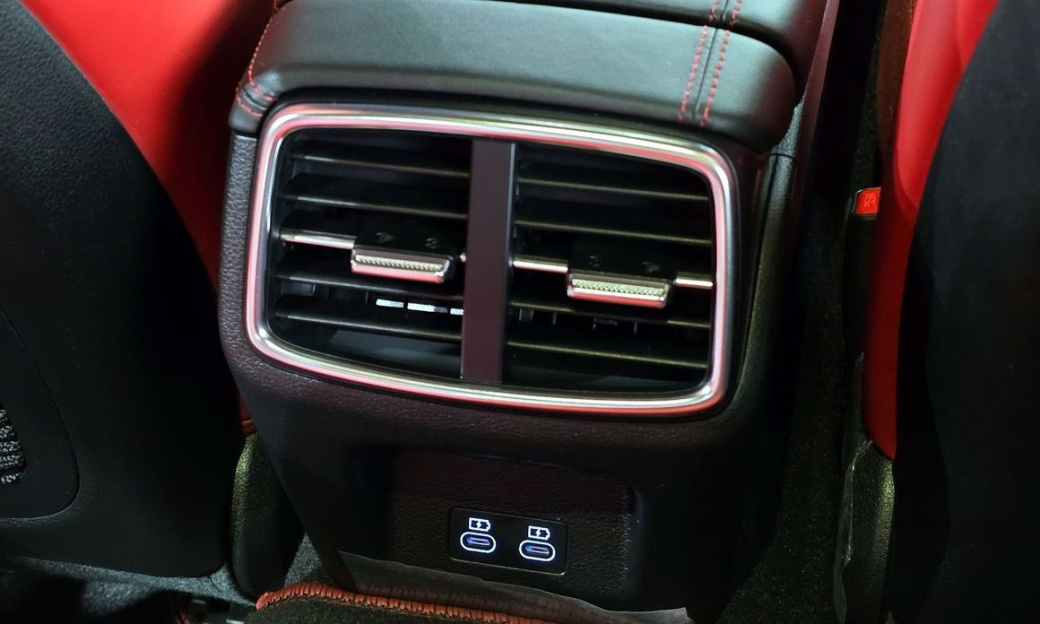 Genesis G70 Gasoline 2.5T 4WD, 2025
