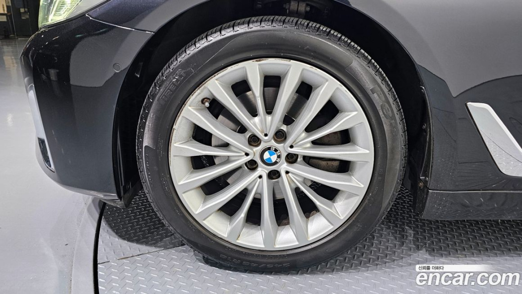 BMW 5-Series 520i Luxury, 2023