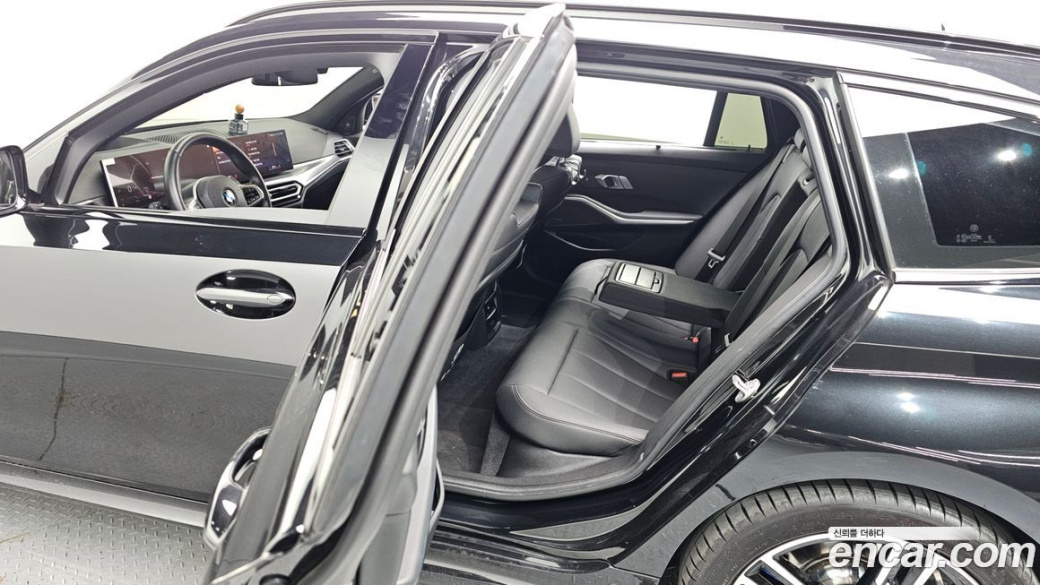 BMW 3-Series 320i Touring M Sports, 2024