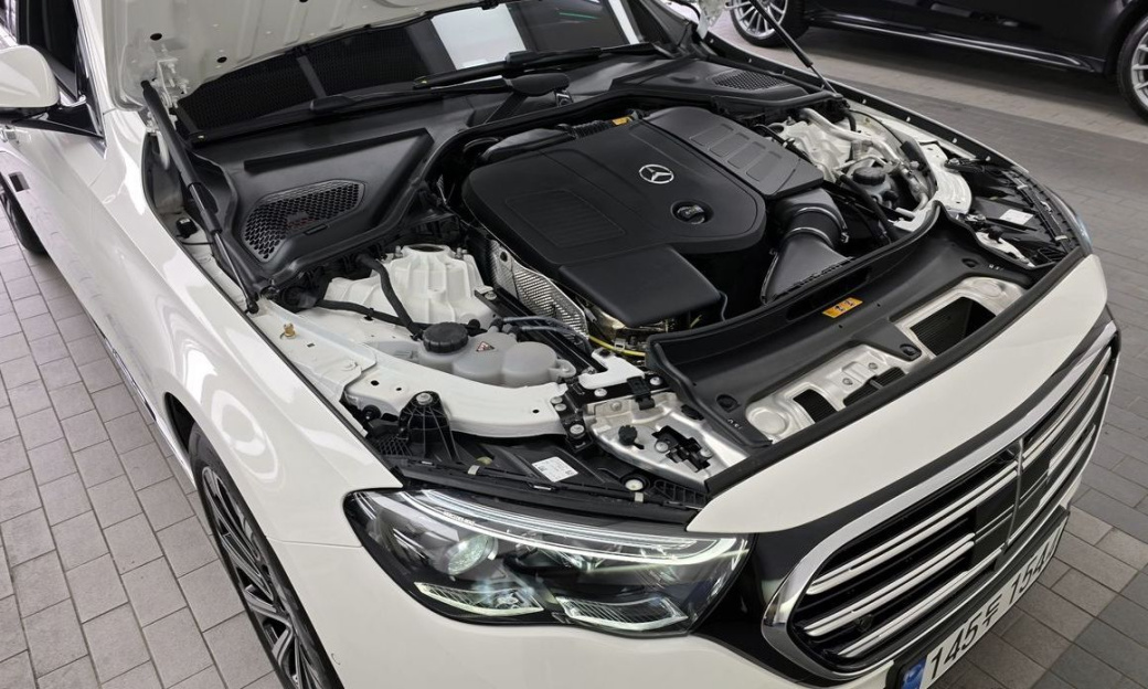 Mercedes-Benz E-Class E300 4MATIC Exclusive, 2025