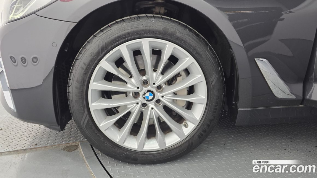 BMW 5-Series 530i Luxury, 2022