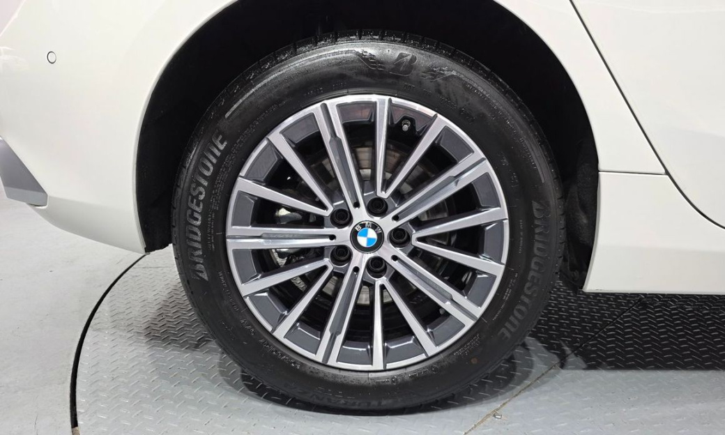 BMW 2-Series 220i Luxury, 2025
