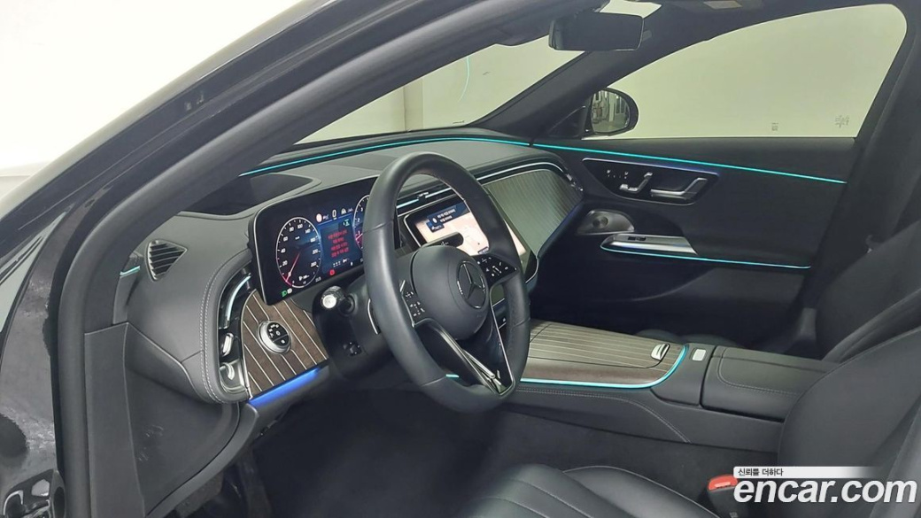 Mercedes-Benz E-Class E300 4MATIC Exclusive, 2025