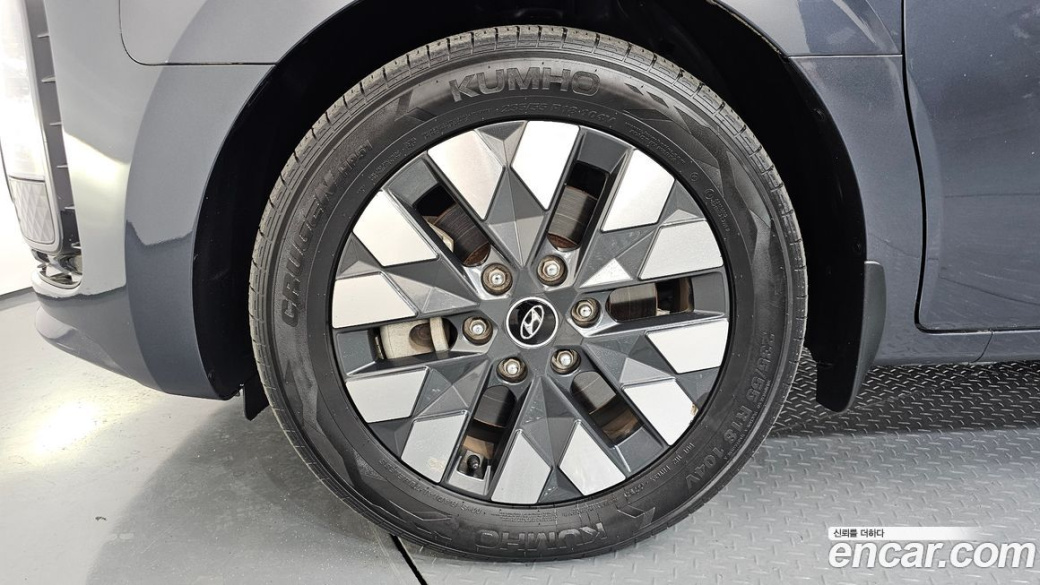 Hyundai Staria 4WD Lounge 9-Seater, 2022