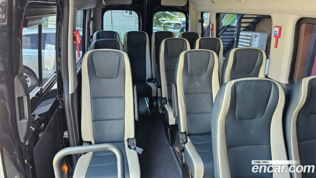 Hyundai Solati 15-seater, 2023