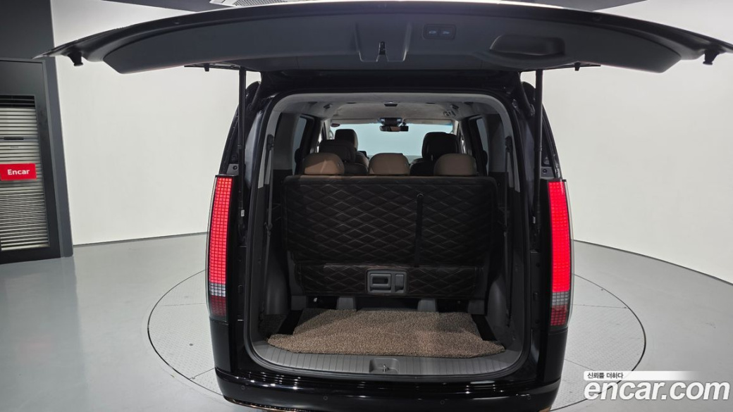 Hyundai Staria 4WD Lounge 7-Seater, 2022