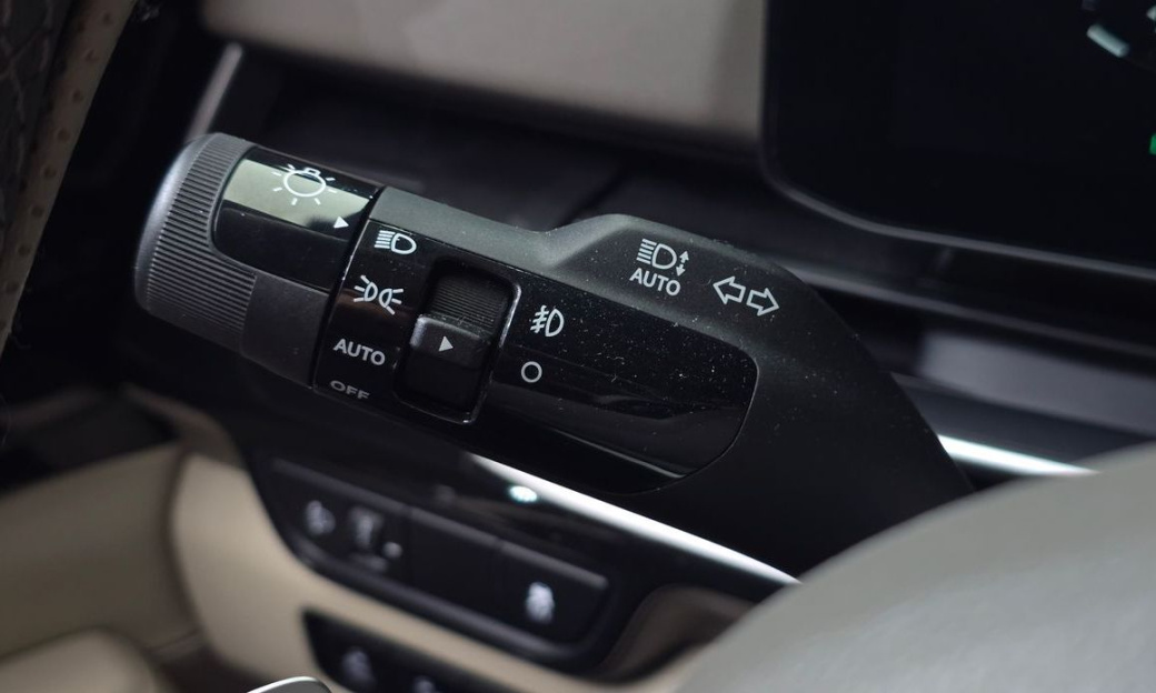 Kia Carnival 7-Seater Signature, 2024