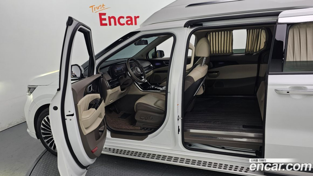 Kia Carnival 9-Seater Hi-Limousine, 2023